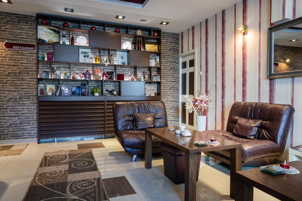 Garni Hotel 018 In Nis Bagian luar foto